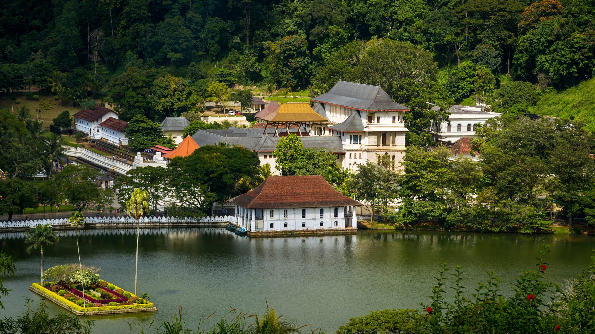 Scenic Kandy Lake